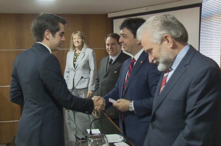 Advogado Mateus Ribeiro, 18 anos, recebe carteira da OAB no Distrito Federal (Foto: TV Globo/Reprodução)