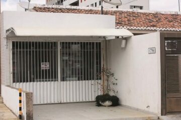 Fachada da casa que consta como endereço da produtora em Petrolina. Ela está vazia há dois anos - Natália Portinari / Agência O Globo Leia mais: https://epoca.globo.com/produtora-de-video-que-so-existe-no-papel-recebeu-240-mil-da-campanha-de-bolsonaro-23107926#ixzz5SOmDCrs6 stest