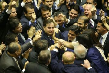 Emocionado, Rodrigo Maia comemora com aliados a reeleição para presidente da Câmara — Foto: Valter Campanato/Agência Brasil