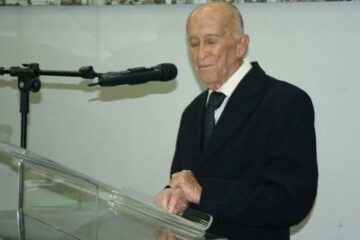 Ex- vereador Estácio Neves Freitas ,sendo homenageado na Câmara de Guanambi,pelos serviços prestados. Foto: João Roberto