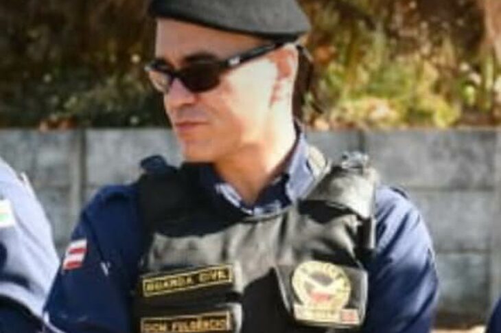 Comandante da Guarda Civil Municipal Lucas Maia Freire ,discute correção salarial com o prefeito de Serra do Ramalho,na terça-feira (27). Foto: GCM