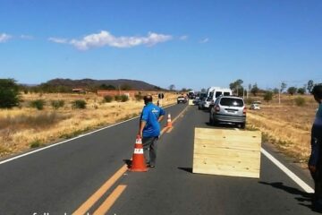 Motoristas de transportes alternativos fecham BR-030,em Guanambi,na região do Matadouro.