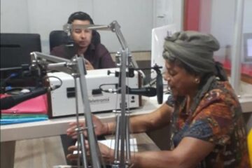 Ex-prefeita Chica do PT na rádio Pontal FM,em Carinhanha,nesta quinta-feira (29). Foto: Taciana Lopes.