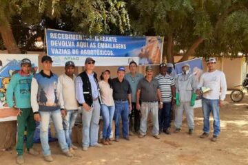 Prefeito de Malhada reunido no distrito de Canabrava, na manhã desta quarta-feira (21) , na coleta de embalagem. Foto : Zé Castor