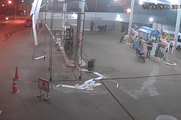 Imagem mostra momento em que o posto de combustível é assaltado na cidade de Caetité,no Sudoeste da Bahia,na noite de quinta-feira (22).Foto: Reprodução do vídeo.