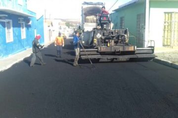 Máquina finalizando os serviços nas ruas de Iuiú,na manhã desta quarta-feira (28). Foto: ASCOM