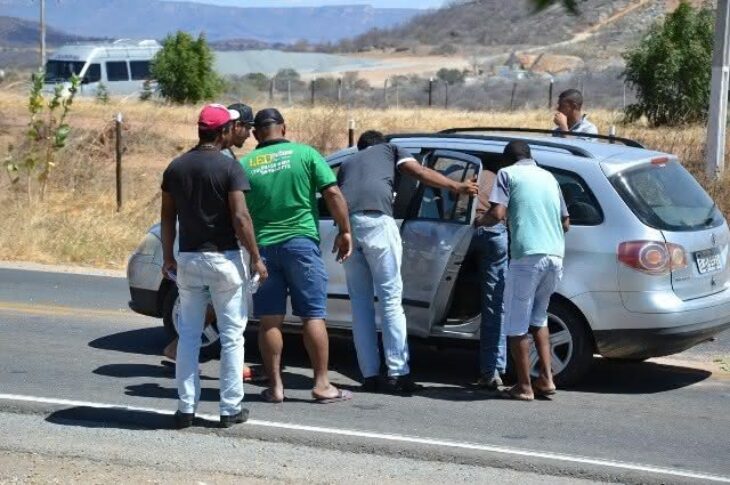 Motoristas abordando colegas transportando passageiros,na BR-122, na segunda-feira (19)em Guanambi. Foto: Willian Silva