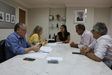 Bastos em reunião. Foto:ASCOM