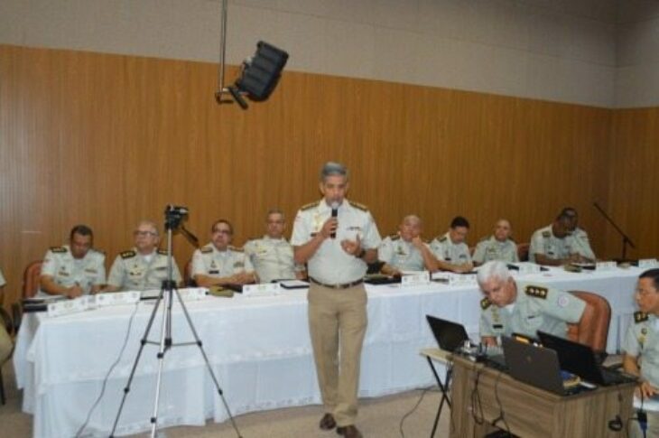 Comandante do 17º BPM de Guanambi, apresenta uma série de medidas tecnológicas adotadas pelo comando na cidade. Foto: 17º BPM.