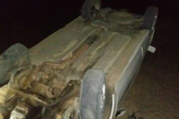 O carro capotou na vicinal Boi Morto, zona rural de Palmas de Monte Alto, na noite de sábado (31). Foto: Vilson Nunes