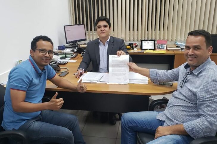 Deputado Vítor Bonfim recebe liderança de Itiúba. Foto: ASCOM