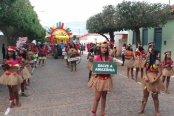 Ala das alunas vestidas de índias no desfile do 7 de Setembro, em Palmas de Monte Alto, no sábado (07). Foto Blog do Latinha.