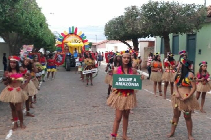 Ala das alunas vestidas de índias no desfile do 7 de Setembro, em Palmas de Monte Alto, no sábado (07). Foto Blog do Latinha.