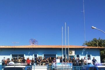 Policiais da 22ª Coorpin e 17º BPM fazem 'sirenaço' em homenagem a colega vítima de parada cardíaca em Guanambi. Foto: Folha do Vale