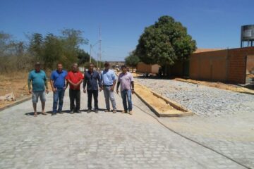 Prefeito visitando obra.