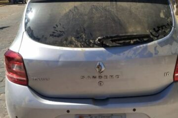 Veículo usado pelos criminosos para assaltar o comércio de Cesário Moreira Rodrigues ,na noite de terça-feira (10), na comunidade de Feirinha de Santa Luzia, em Carinhanha.Foto:PM