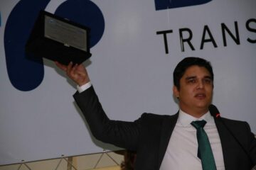 Vítor recebendo Título de Cidadão Brumadense, na Câmara de Vereadores.Foto: Divulgação.