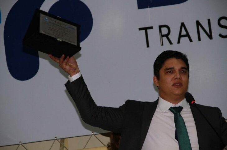 Vítor recebendo Título de Cidadão Brumadense, na Câmara de Vereadores.Foto: Divulgação.