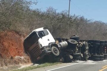 Parte lateral da cabine do veículo bateu contra um barranco às margens da pista, enquanto a carroceria tombou. Foto: Andreia Coutinho