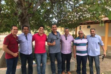 Deputado Vítor Bonfim na cidade de Paratinga, no Oeste da Bahia,com lideranças políticas.Foto: Divulgação.