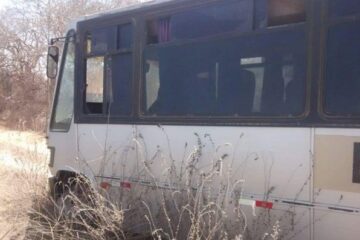 O coletivo transportava alunos da zona rural quando aconteceu o acidente. Foto: reprodução Eva Santos