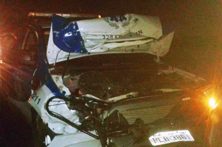 O delegado de Palmas de Monte Alto, no Sudoeste da Bahia, conduzia a viatura quando bateu na traseira de uma caçamba que seguia pela rodovia sem sinalização. Foto: reprodução internet