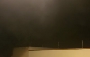 Escola Monteiro Lobato em Guanambi,no Sudoeste da Bahia,sendo consumida pelo foto, na madrugada desta terça-feira (10). Foto: Reprodução da internet