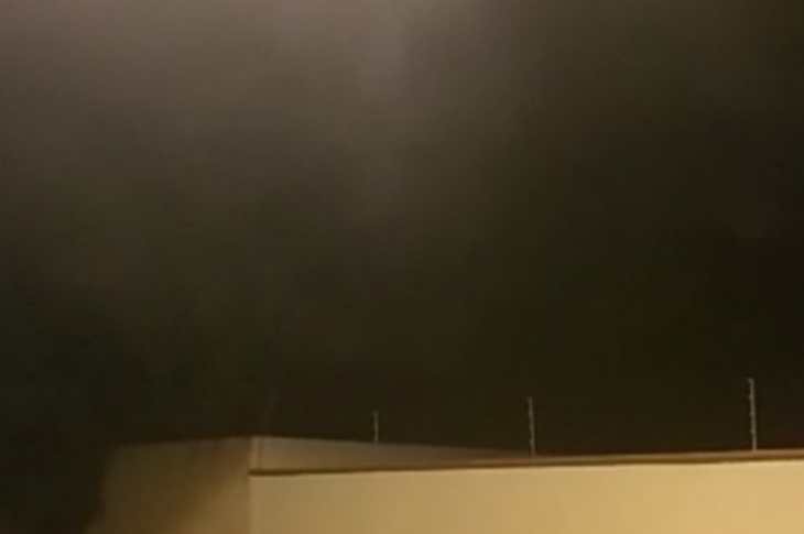 Escola Monteiro Lobato em Guanambi,no Sudoeste da Bahia,sendo consumida pelo foto, na madrugada desta terça-feira (10). Foto: Reprodução da internet