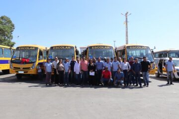 Cerimônia de entrega de veículos em Iuiú.