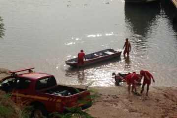Equipe do Corpo de Bombeiros realiza buscas nas águas do Rio São Francisco, em Manga, para tentar localizar um corpo.Foto;O Melhor de Manga.