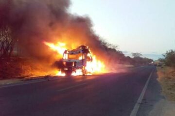 A carreta foi consumida pelas chamas no final da tarde de quarta-feira (25), na BA-161,em Carinhanha, no Oeste da Bahia. Foto: Leitor do portal Folha do Vale