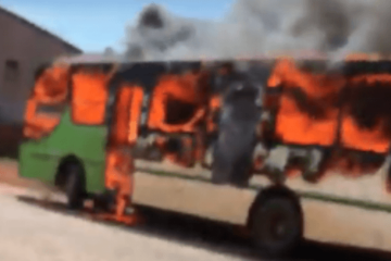 O ônibus foi consumido pelo fogo na tarde de domingo (1º) , em Riacho de Santana.Foto Reprodução Vilson Nunes