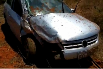 O veículo capotou várias vezes na BR-135 em Cocos, no Oeste da Bahia, na manhã desta segunda-feira (23). Foto: Reprodução internet.
