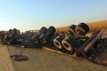 Carreta carregada com milho tomba na BA-460, em Luís Eduardo Magalhães, no Oeste da Bahia. Foto: Blog do Braga.