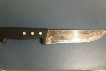 A polícia apreendeu uma faca suja de sangue que será periciada. Foto: Polícia Militar.