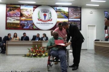 Ailton recebendo do vereador Nal o Título de Cidadão Guanambiense,na noite de sábado (31),em Guanambi.