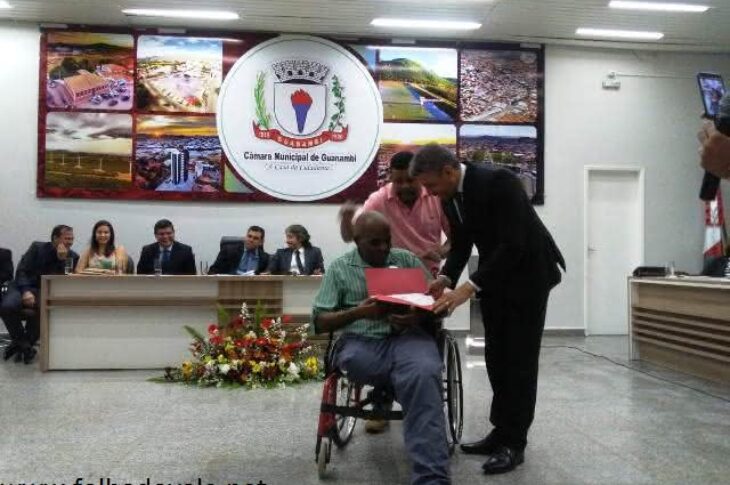 Ailton recebendo do vereador Nal o Título de Cidadão Guanambiense,na noite de sábado (31),em Guanambi.