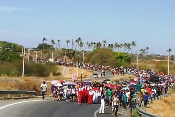 Milhares de fiéis participam da procissão de Nossa Senhora Aparecida em Malhada