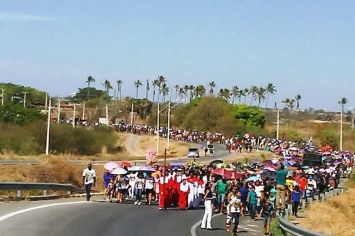 Milhares de fiéis participam da procissão de Nossa Senhora Aparecida em Malhada