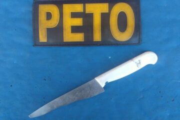 Arma branca apreendida com um adolescente de 14 anos após ameaçar vizinho, em Brumado, na segunda-feira (14).Foto: Reprodução Achei Sudoeste.