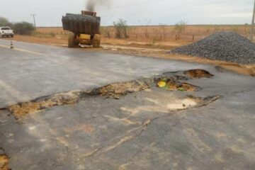 Obra emergencial sendo realizada pela Prefeitura de Iuiú,na BR-030,após o asfalto ceder.Foto: Leitor do portal