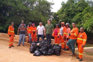 O lixo foi recolhido pela prefeitura de Cocos, na sexta-feira (25).Foto:Divulgação.