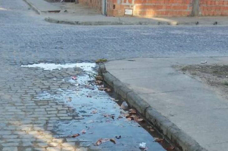 Vazamento de água na Rua da Pista 3, no bairro São Francisco, em Carinhanha. Foto: leitor do veículo.