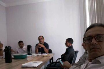 Vereadores e secretário de Educação reúnem na manhã desta sexta-feira (25), em Malhada.Foto: Mario Zan.