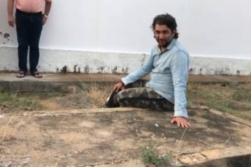 Jornalista Robério Santos na sepultura de Bem-te-vi na cidade de Carinhanha,no sábado (26). Foto: Reprodução de Robério Santos