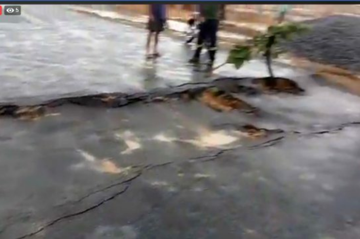 Asfalto cede na rodovia BR-030, no Entrocamento do Iuiú.