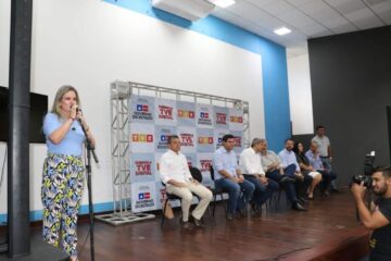 Deputada Ivana Bastos participa da cerimônia de inauguração da TV Bahia,em Guanambi, na manha de segunda-feira (14).