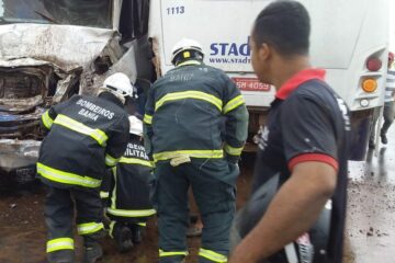 O acidente envolvendo o caminhão e o ônibus deixou 7 pessoas feridas na BR-242,em Luís Eduardo Magalhães, no Oeste da Bahia, na tarde de segunda-feira (21). Foto:cerrado em Foco.