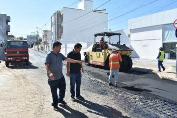 Prefeito visitando obras:Foto: ASCOM