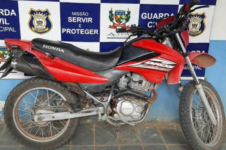 A motocicleta recuperada em Serra do Ramalho, foi roubada na sexta-feira (15), em São Felix do Coribe. Foto: GCM.